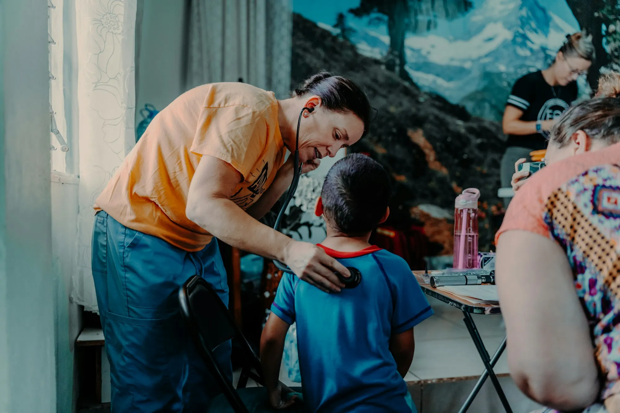 Voluntario acompañando a un niño en una actividad