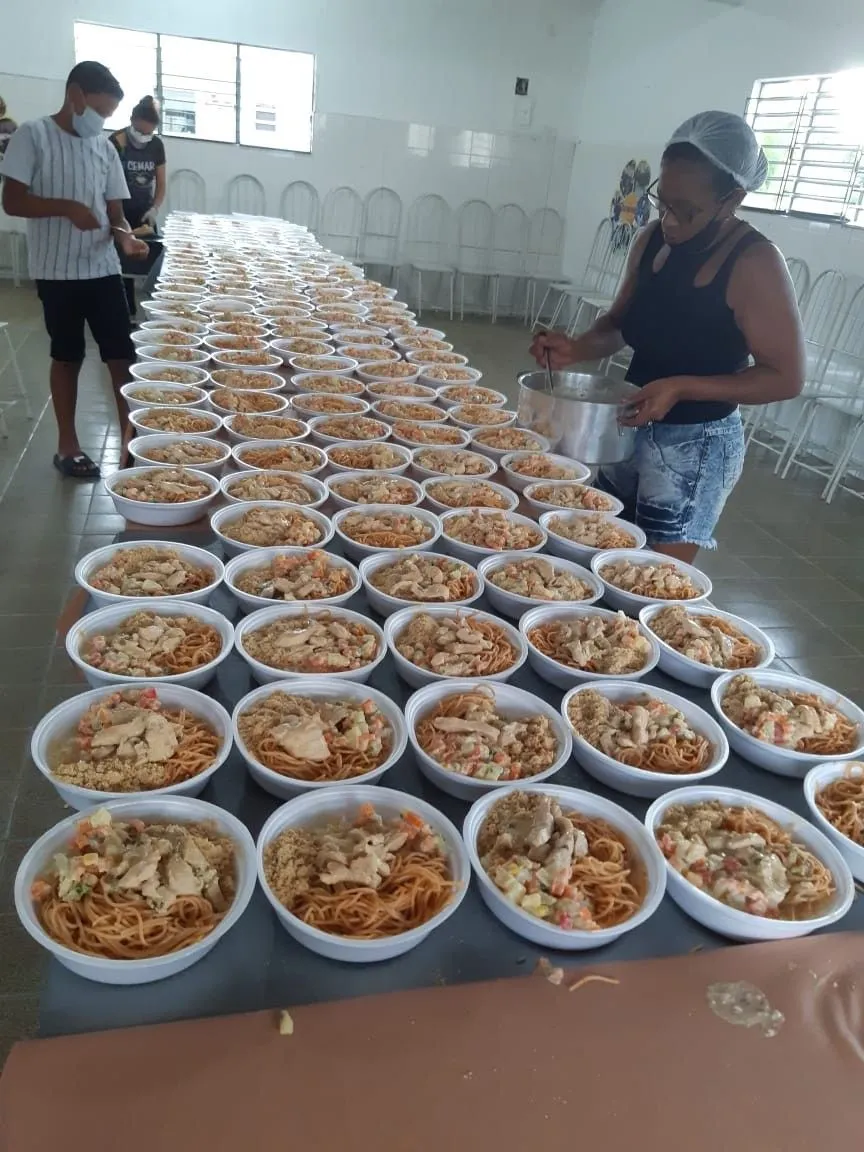Mesa con decenas de platos de comida preparados para una jornada