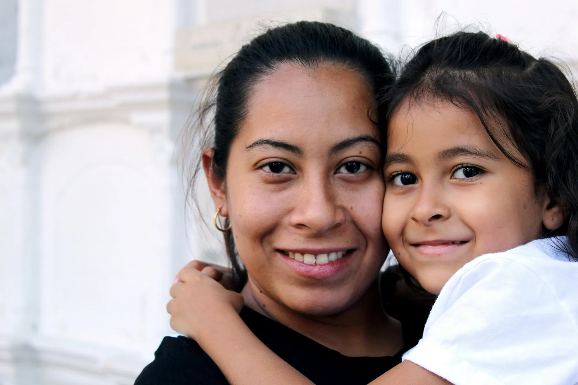 Una madre y su hija sonríen abrazadas